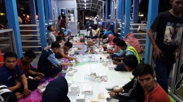 Buka puasa bersama karyawan Transjakarta di halte Bendungan Hilir (dokpri)