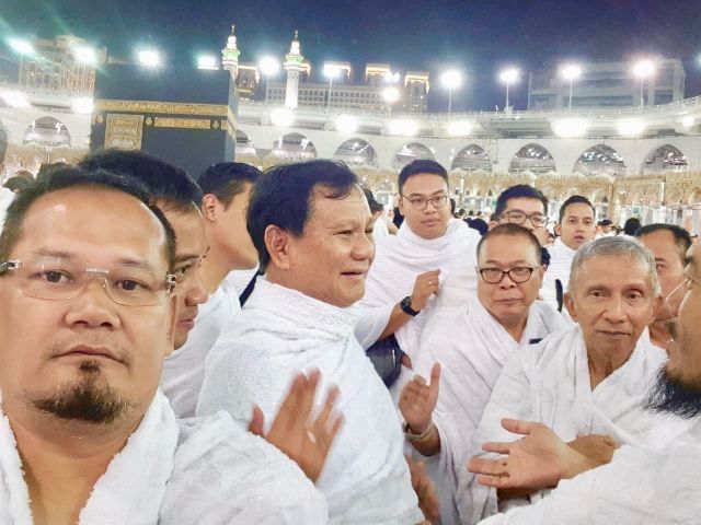 Amien Rais ketika mengenakan kain ihram. Foto | Okezone