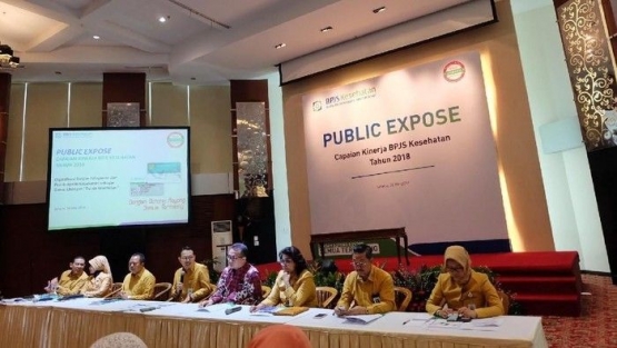 Public Expose BPJS Kesehatan “Capaian Kinerja BPJS Kesehatan Tahun 2018” di Jakarta (24/5-2019). Keempat dari kiri Dirut BPJS Kesehatan Fachmi Idris yang didamingi para direktur serta Rektor IPB Bogor, Dr Arif Satria SP, MSi (keempat dari kanan). (Sumber: health.detik.com/Dok BPJS Ketenagakerjaan)