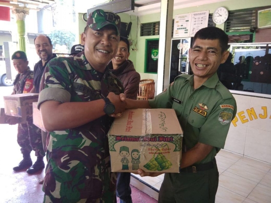 Danramil 03/GP memberikan paket sembako kepada Chaerudin anggota Mitra Jaya