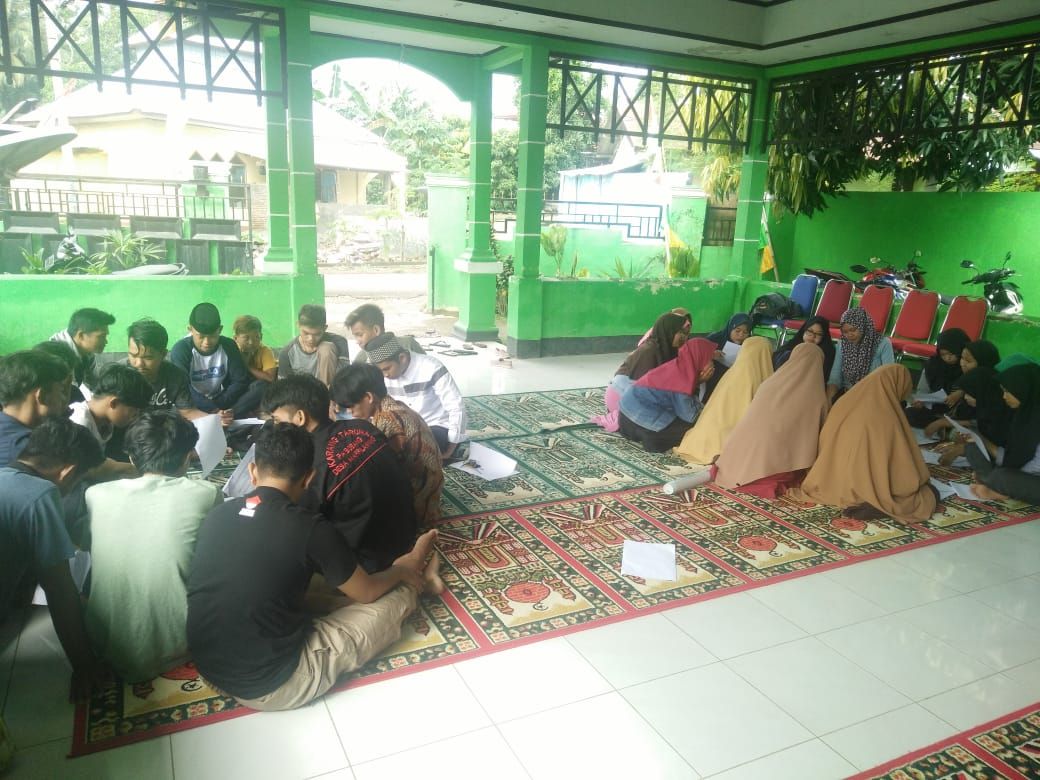 peserta musyawarah sangat antusias dalam berdiskusi