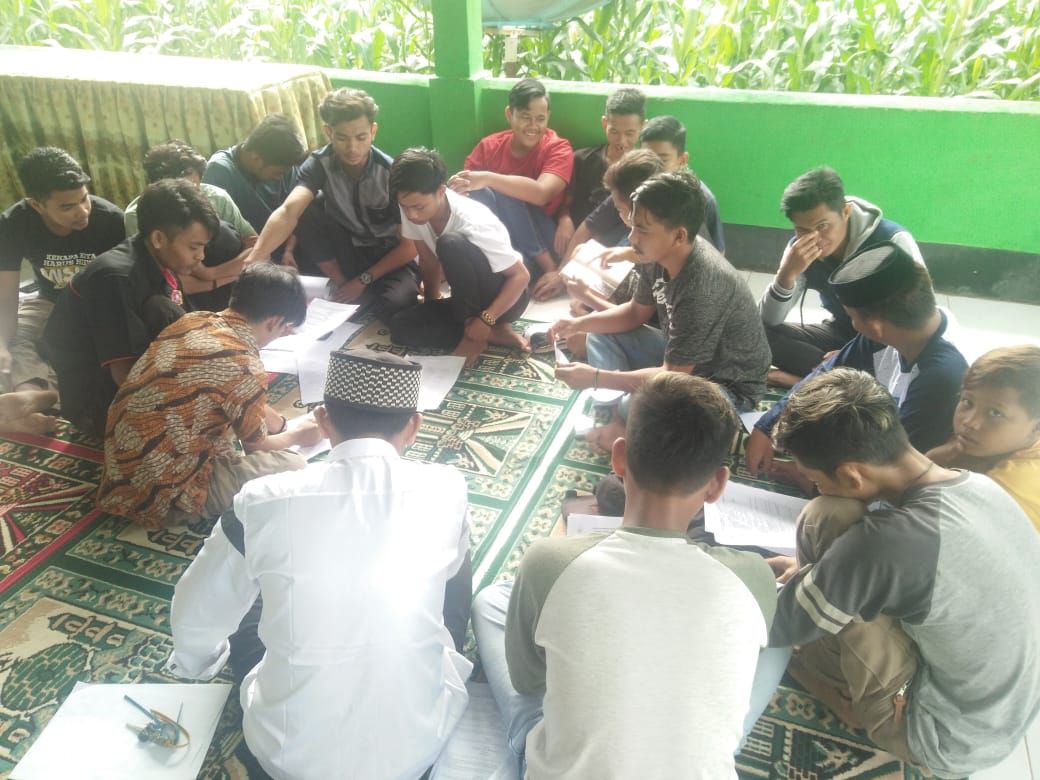 peserta musyawarah sangat antusias dalam berdiskusi