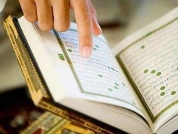 Membaca Al-Qur'an. (https://www.khaleejtimes.com)