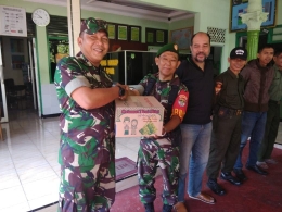 Danramil 03/GP berikan paket sembako kepada Babinsa Serda Joko