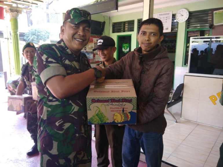 Danramil 03/GP memberikan paket sembako kepada Hidayat Sahri Tokoh Pemuda