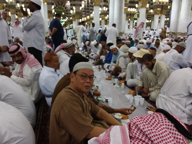 Sambil menanti buka puasa bersama, kami sempat diskusi tentang jangkrik di Masjid Nabawi, Madinah. Foto | Dokpri