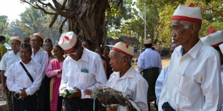 Para tetua adat Suku Rongga di Kabupaten Manggarai Timur, Nusa Tenggara Timur, memakai topi Rongga.(KOMPAS.COM/MARKUS MAKUR)