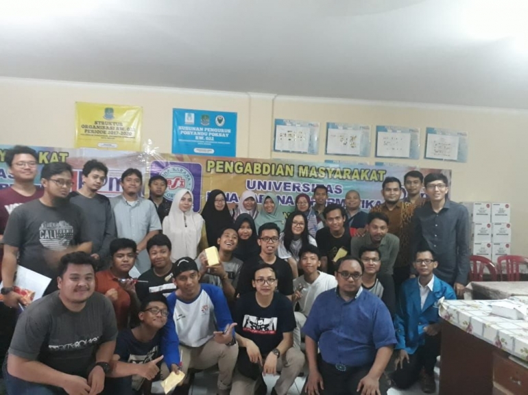 foto bersama dosen dan pemuda karang taruna 22 Bekasi