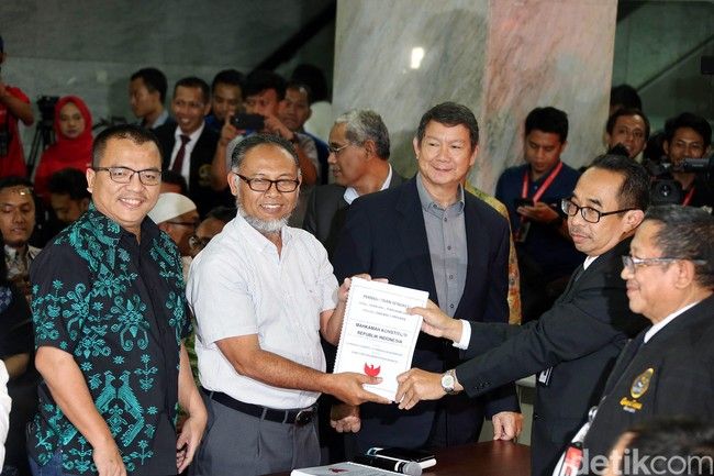 Bambang Widjojanto bersama Tim Kuasa Hukum Prabowo-Sandi menyerahkan berkas gugatan pilpres