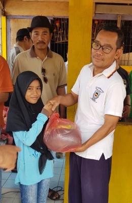 Agung, salah satu donatur acara berbagi kebahagiaan kepada yatim dan duafa RW 15 Perumahan Binong Permai Tangerang/Foto: Ist