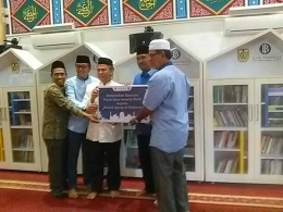 Gubernur BI Perwakilan Aceh, Zainal A Lubis Serahkan Bantuan Buku Untuk Masjid Oman Lampriet.