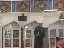 Jamaah diantara Pojok Buku Masjid di Masjid Oman Lampriet