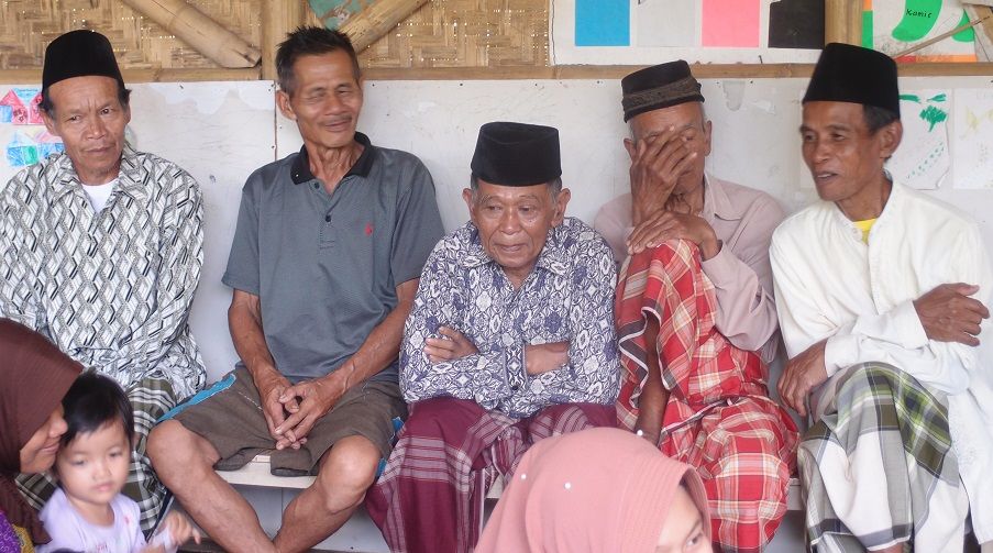 Bertemu dengan Sesepuh Di Kampung Pangkalan, Cisaat, Sukabumi. Sumber Foto: sabumiku.com