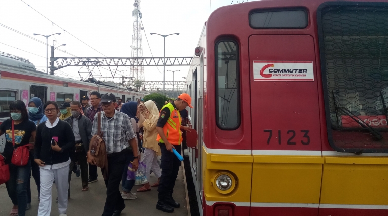 Beberapa penumpang turun dari rangkaian kereta Commuter Line di Stasiun Bogor, Senin (27/05). PT. Kereta Commuter Indonesia (KCI) membentuk Posko Angkutan Lebaran di seluruh stasiun untuk membantu pelayanan penumpang selama libur lebaran 2019. (Kompasiana/Muhammad Hafizhuddin)