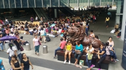 pekerja migran dari filipin lebih suka berkumpul di bawah tower HSBC ini | hongkongnews.com.hk 