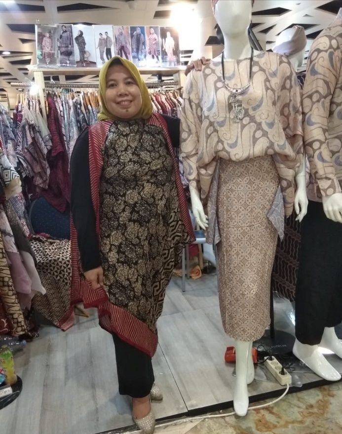 Gambar 6 : Penulis dengan koleksi batik Nusantara ada di butik bekerjasama dengan desainer muda Indonesia doc.pribadi