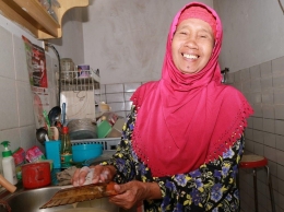 Sumarni, 64 Tahun, Bekerja Cuci Piring, Cimahi (19/05/19). Foto: Dok. pribadi J. Krisnomo