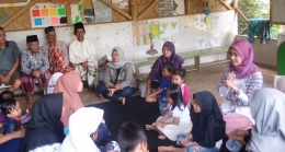 Peggie Widya Putri Mengajak Anak-Anak PAUD Cendikia Al-Insani Sukabumi Bercerita