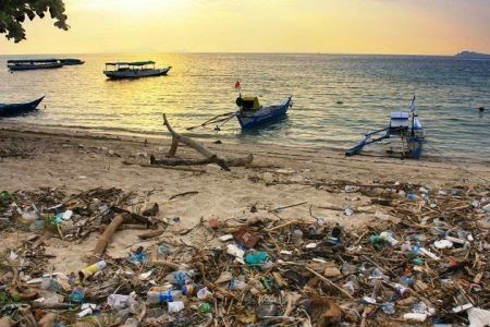 Situasi pantai dilabuan bajo dipenuhi sampah (dawainusa.com)