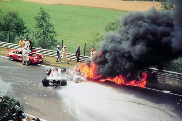 Niki Lauda Crash 1976 (sumber : mirror.co.uk)