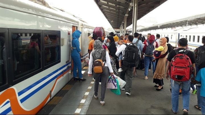 Mudik dengan naik kereta, lebih tepat waktu dan cepat(dokpri)