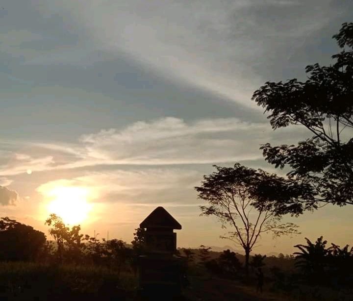 Tugu batas desa Rajawetan dalam suasana senja yang indah(dok Ya Yanto)