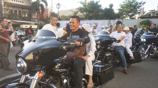 Tim Harley davidson Club (Komunitas D' Bodorz) mengajak adik-adik untuk mencicipi dibonceng dengan motor gede (Dokumen: BWPTH) 