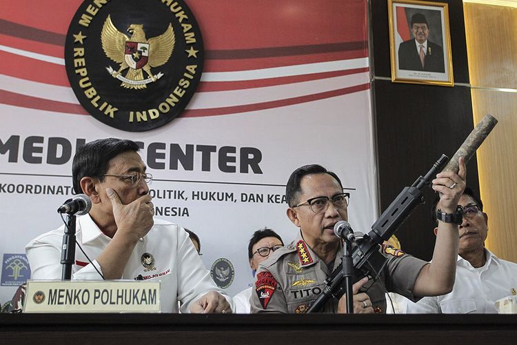 Tunjukan senjata perusuh. Foto | Kompas