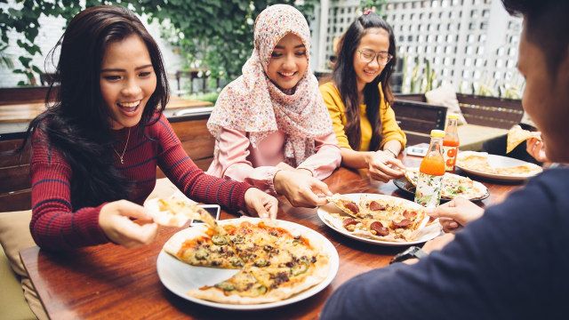 Bersantap hidangan mewah saat berbuka merupakan keinginan besar sebagian orang (Ilustrasi gambar : https://kumparan.com)