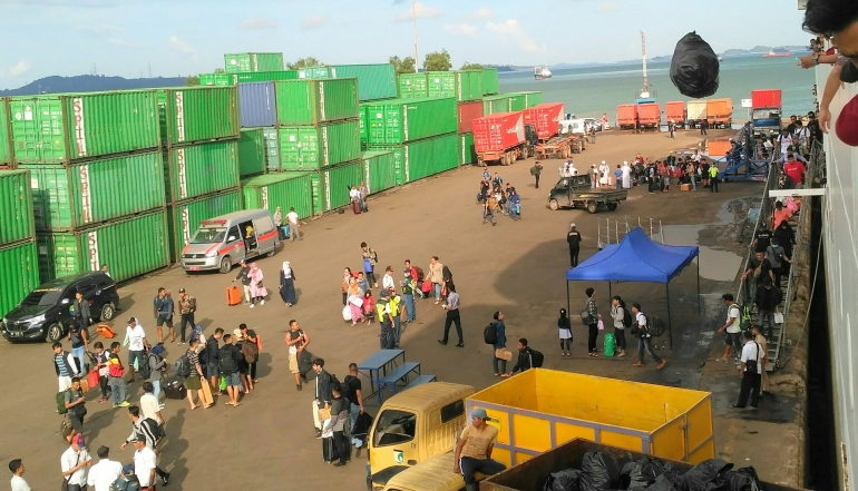 Kapal membuang sampah penumpang di Batam (Pribadi)