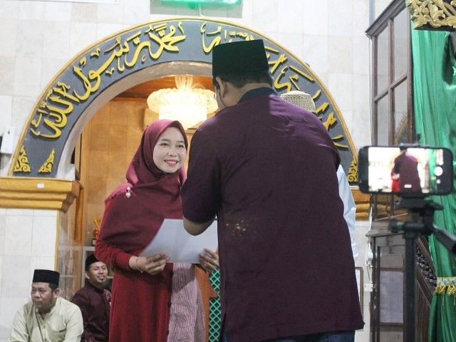 Penyerahan hadiah Juara MTQ XXXI oleh Ketua Umum Pengurus Masjid Besar Taqwa Tompong.