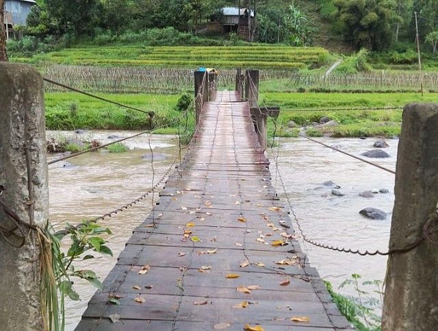 Jembatan kecil hanya bisa dilewati sepeda motor. (dokpri)