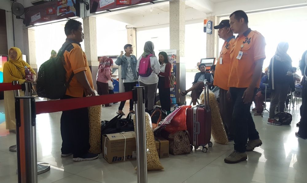 Beberapa petugas porter bersiap membantu membawakan barang milik penumpang kereta (dok. pri).