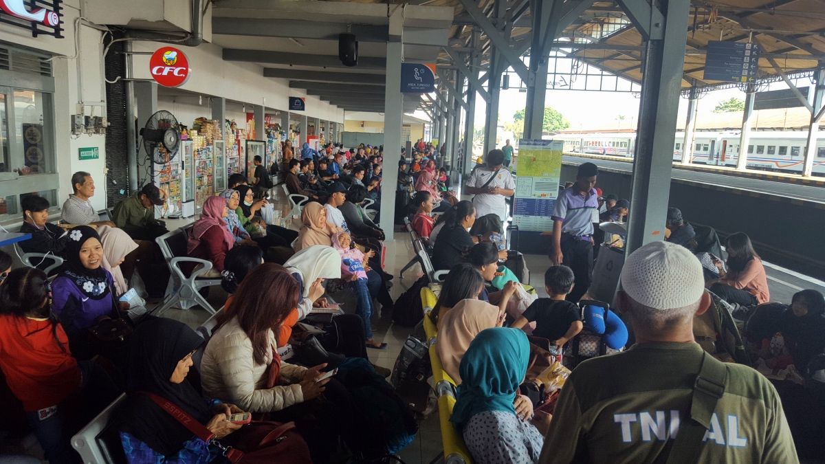 Pemudik memenuhi ruang tunggu stasiun menunggu kereta datang dan berangkat (dok. pri).