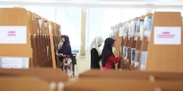 Pengunjung Perpustakaan Umum Daerah Provinsi DKI Jakarta memilih buku-buku koleksi perpustakaan tersebut, Jumat (21/8/2015). Pengunjung perpustakaan masih belum banyak. (HARIAN KOMPAS/YUNIADHI AGUNG)