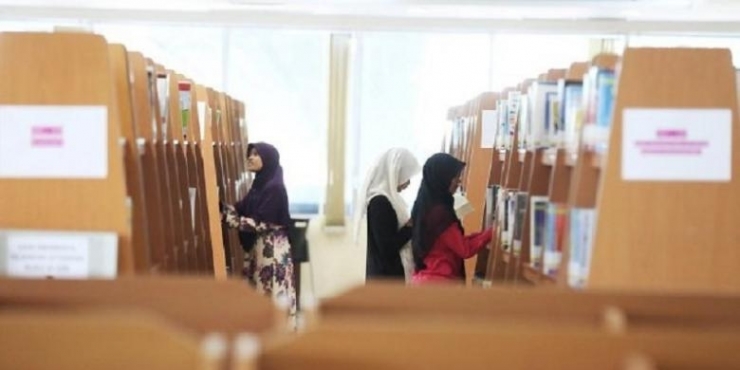 Pengunjung Perpustakaan Umum Daerah Provinsi DKI Jakarta memilih buku-buku koleksi perpustakaan tersebut, Jumat (21/8/2015). Pengunjung perpustakaan masih belum banyak. (HARIAN KOMPAS/YUNIADHI AGUNG)