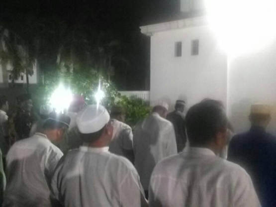 Shalat Magrib,Shalat isya, Shalat Tarawih dan Shalat Witir di Halaman Belakang Rumah Haizir Sulaiman Dirut Bank Aceh Syariah | dokpri