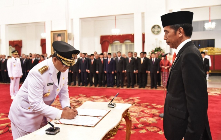 Presiden Jokowi Melantik Anies Baswedan sebagai Gubernur Jakarta 2017-2022 pada 16 Oktober 2017 (Foto: Setneg)