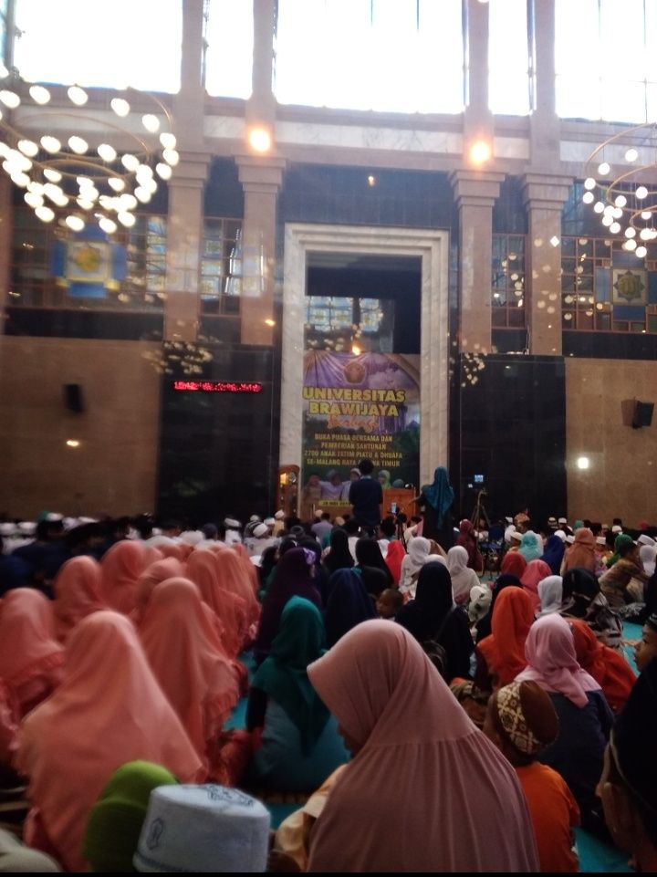 2.700 yatim mengikuti acara buka bersama di Masjid Raden Patah Universitas Brawijaya