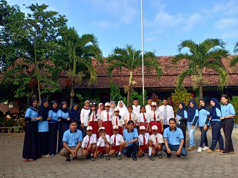 Foto bersama Mahasiswa KKN UM dan siswa-siswi Panggungrejo 02