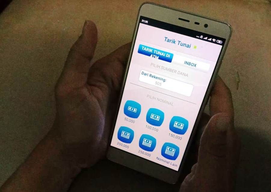 Untung ada fasilitas tarik tunai di Mobile BCA saat perlu untuk ambil uang tunai tanpa kartu (dok.windhu)