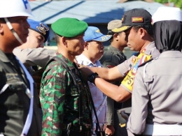Kapolres Bantaeng menyematkan pita secara simbolis kepada petugas Ops Ketupat 2019 (28/05/19)/Dokpri