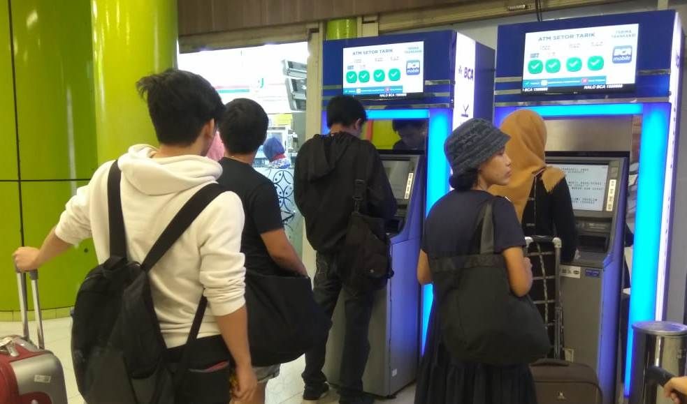 Mudik tetap tenang dan asyik karena tetap bisa ambil uang meski lupa bawa kartu. Asalkan ada smartphone terkoneksi internet,aplikasi mobile BCA, dan ATM yang bisa tarik tunai (dok.windhu)