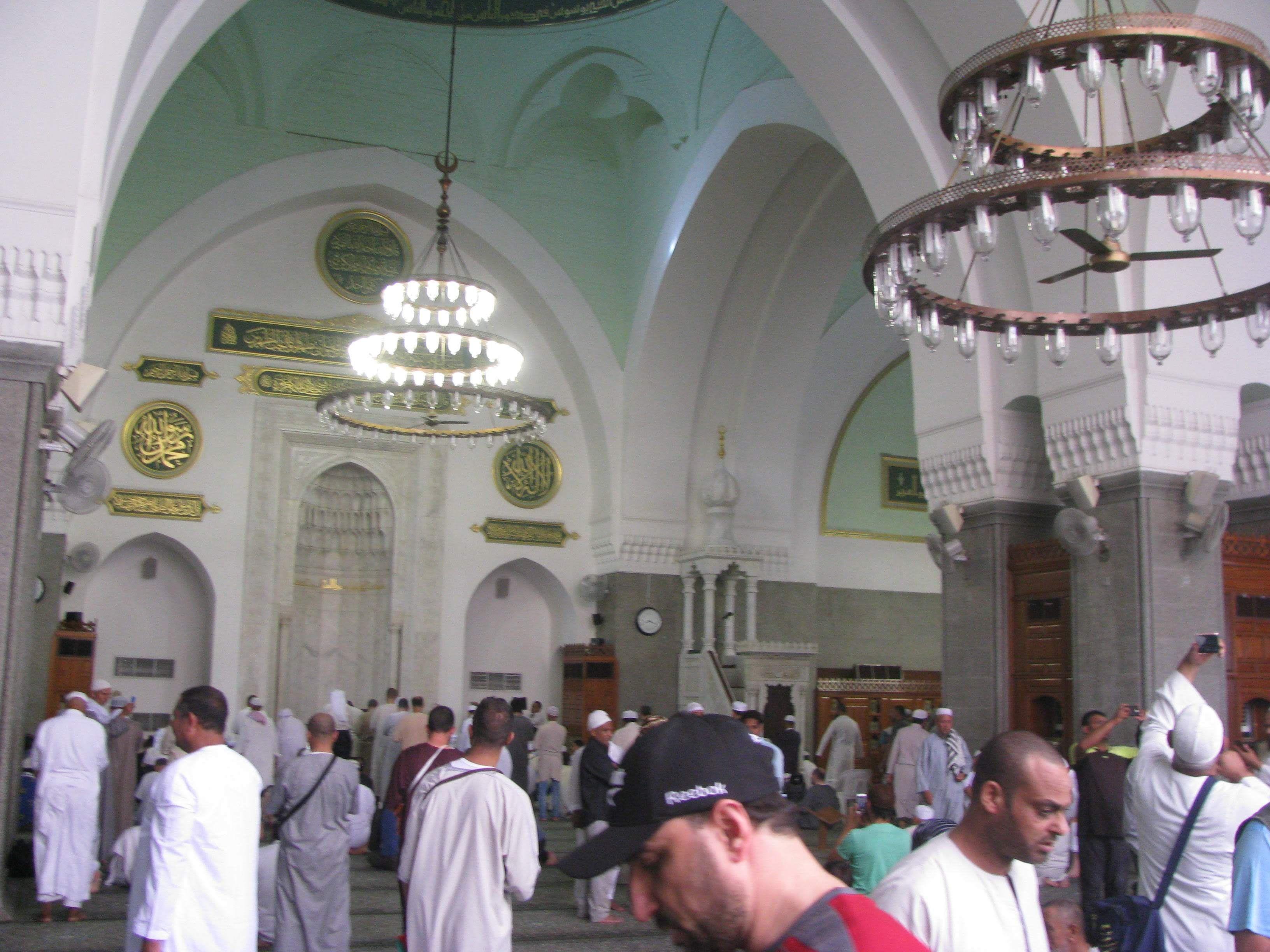 Ruang dalam Masjid Quba. Nyaman dan sejuk. Foto | Dokpri