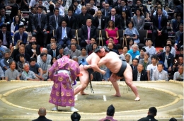 Donald Trump sedang menyaksikan sumo (asahi.com)