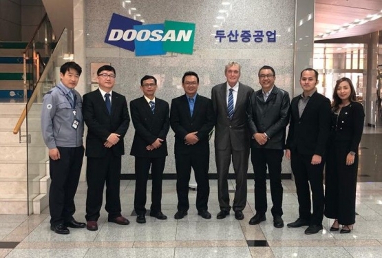 Delegasi Indonesia di Kantor pusat DOOSAN, di Changwon (Bapak Teguh ketiga dari kiri).