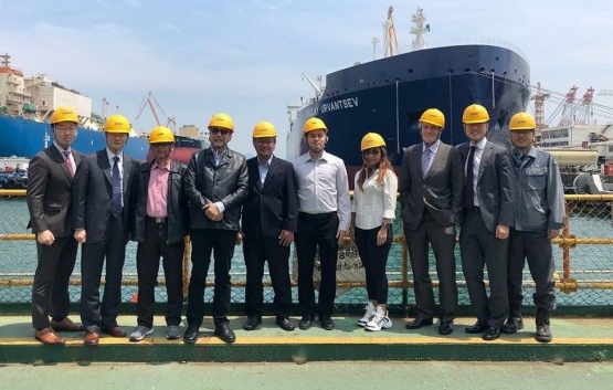 Delegasi Indonesia di DSME di galangan Okpo (Bapak Teguh, ketiga dari kiri)