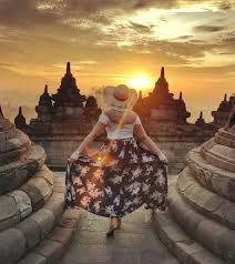 Matahari terbit di BorobudurSumber : campatour.com