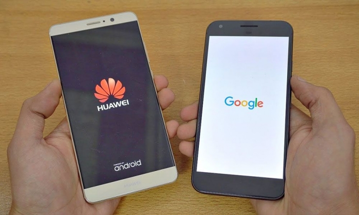 Huawei dan google memiliki hubungan yang saling ketergantungan. Huawei membutuhkan lisensi google dan beragam produknya agar bisa menggunakan aplikasi yang digunakan oleh smarphone. sumber : brandsynario.com