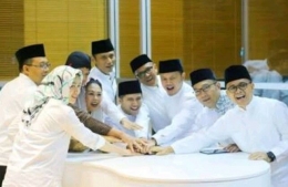Gubernur Jawa Timur Emil Dardak beramin piano bersama beberapa kepala daerah (Sumber: batutimes.com)